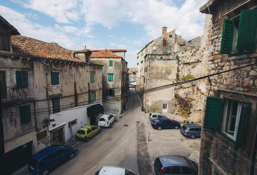 اتاق خانوادگی با چشم‌انداز دریا, Apartments And Rooms Ille