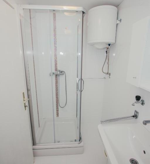 اتاق خانوادگی با چشم‌انداز دریا, Apartments And Rooms Ille