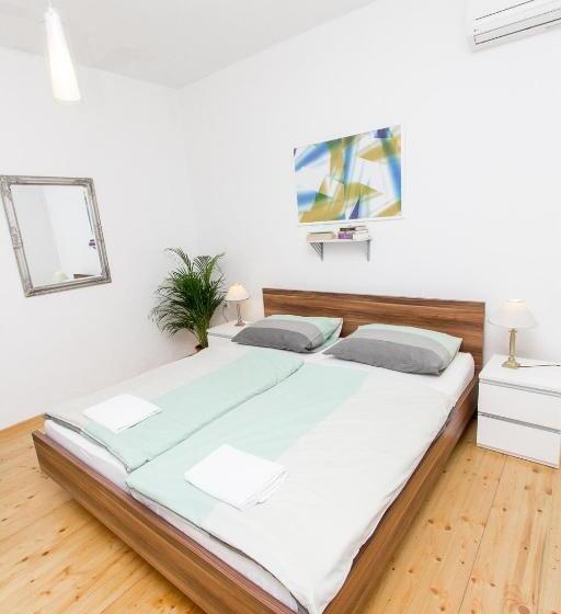 اتاق استاندارد سه نفره, Apartments And Rooms Ille
