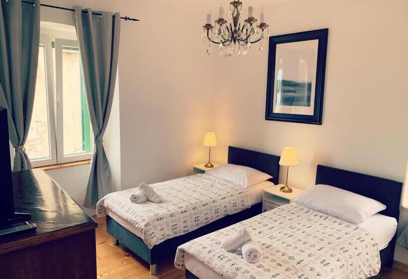 اتاق لوکس با بالکن و چشم‌انداز دریا, Apartments And Rooms Ille
