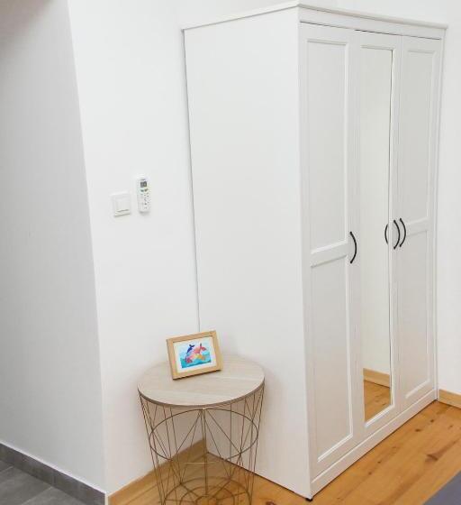 اتاق لوکس با بالکن و چشم‌انداز دریا, Apartments And Rooms Ille