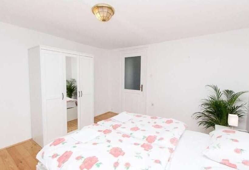 اتاق خانوادگی با چشم‌انداز دریا, Apartments And Rooms Ille