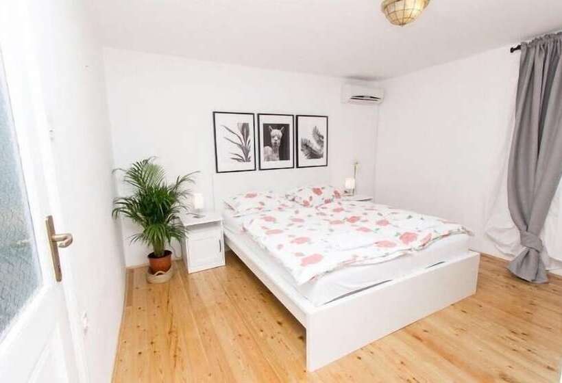 اتاق خانوادگی با چشم‌انداز دریا, Apartments And Rooms Ille