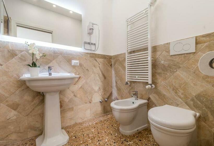 اتاق لوکس با بالکن و چشم‌انداز دریا, Palazzo Daponte