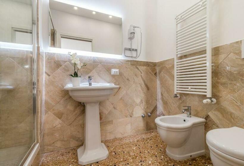 اتاق لوکس با بالکن و چشم‌انداز دریا, Palazzo Daponte