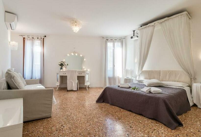 اتاق لوکس با بالکن و چشم‌انداز دریا, Palazzo Daponte