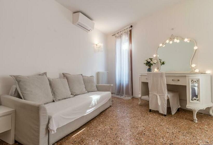 اتاق لوکس با بالکن و چشم‌انداز دریا, Palazzo Daponte