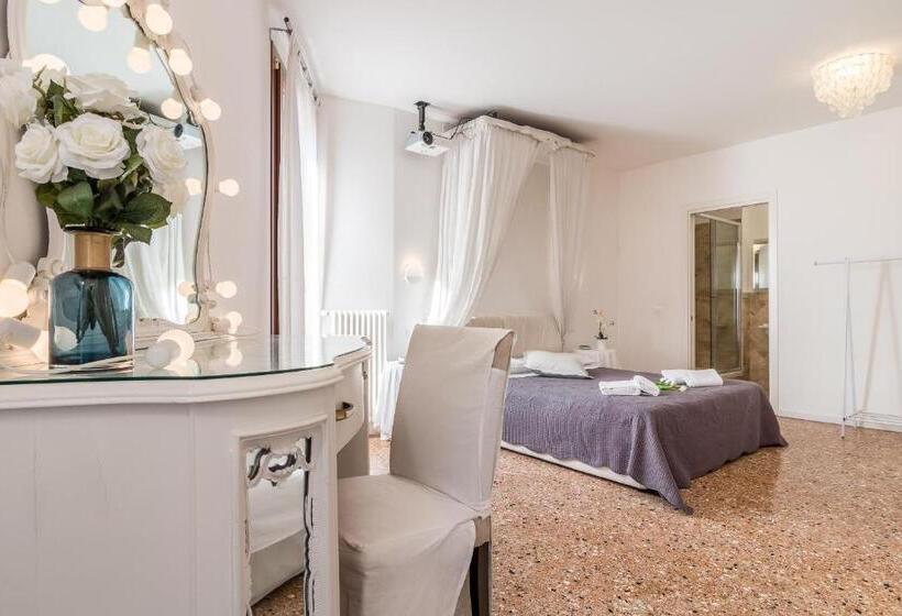اتاق لوکس با بالکن و چشم‌انداز دریا, Palazzo Daponte