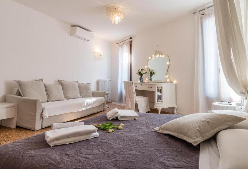 اتاق لوکس با بالکن و چشم‌انداز دریا, Palazzo Daponte