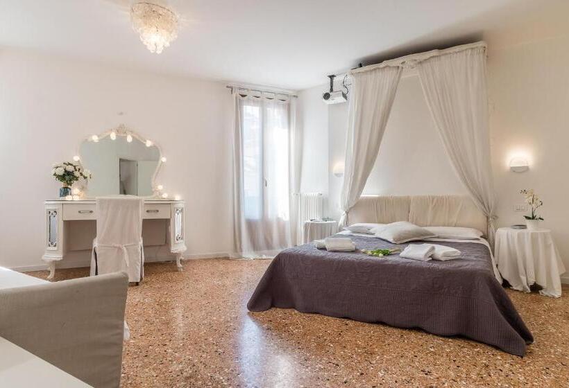 اتاق لوکس با بالکن و چشم‌انداز دریا, Palazzo Daponte
