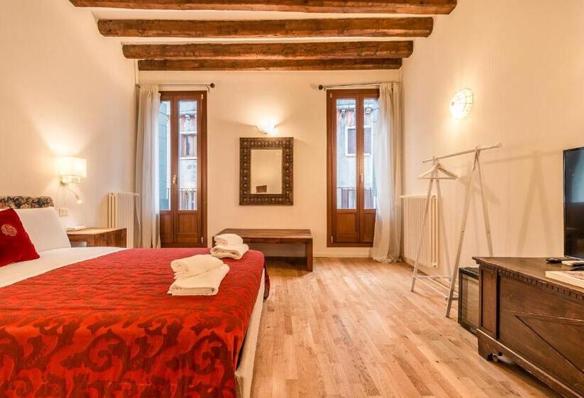 اتاق لوکس با بالکن و چشم‌انداز دریا, Palazzo Daponte