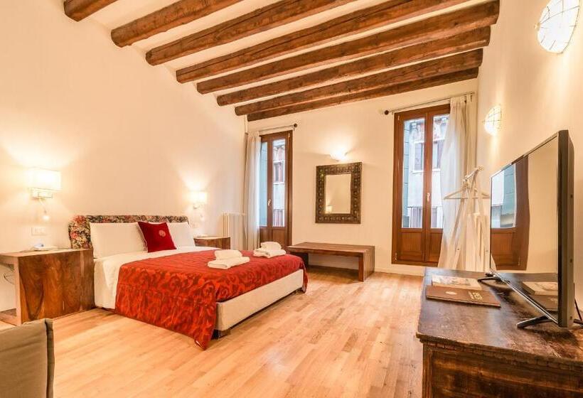 اتاق لوکس با بالکن و چشم‌انداز دریا, Palazzo Daponte