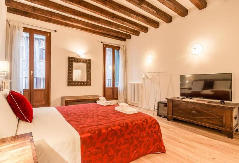 اتاق لوکس با بالکن و چشم‌انداز دریا, Palazzo Daponte
