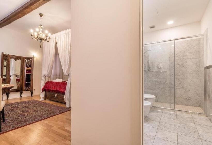 اتاق لوکس با تخت بزرگ, Palazzo Daponte