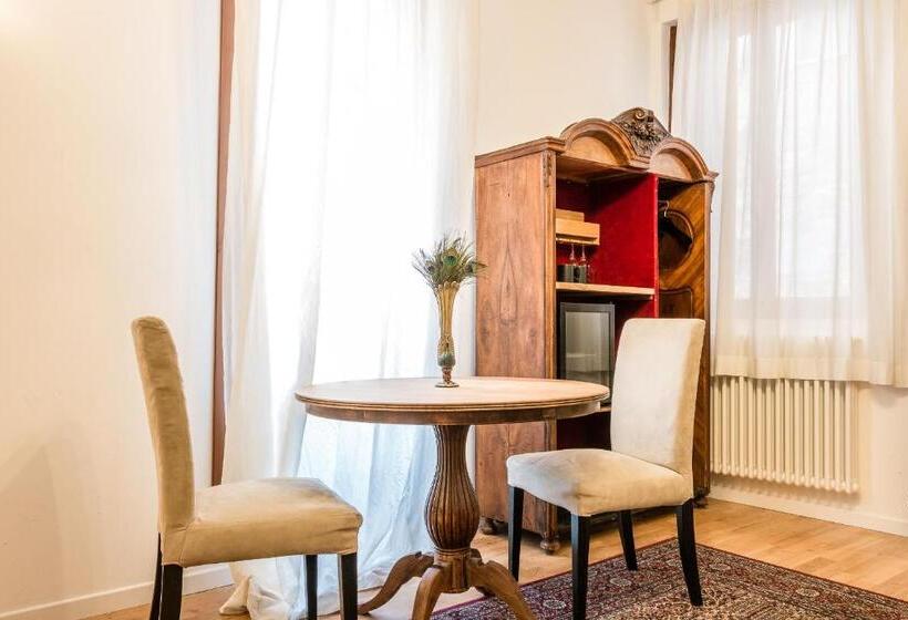 اتاق لوکس با تخت بزرگ, Palazzo Daponte