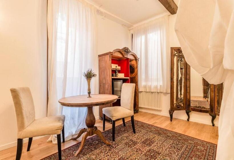 اتاق لوکس با تخت بزرگ, Palazzo Daponte