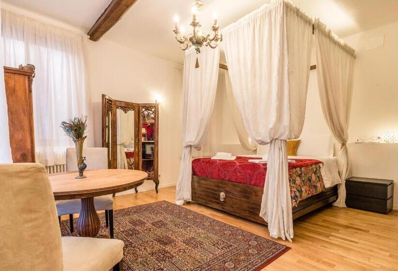 اتاق لوکس با تخت بزرگ, Palazzo Daponte