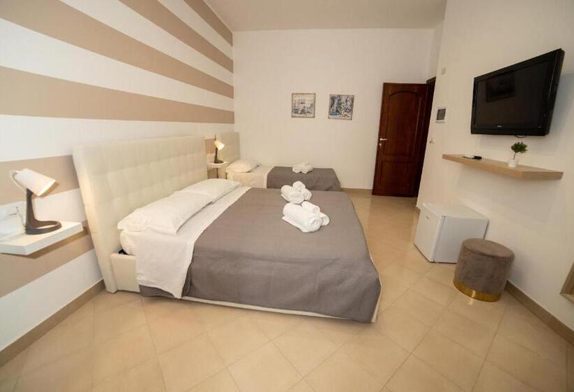 اتاق استاندارد سه تخته با بالکن, B&b Zio Luciano