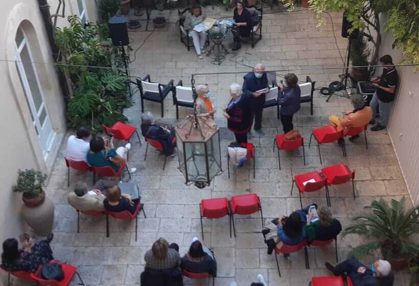 اتاق لوکس با چشم‌انداز شهر, Palazzo Degli Antoci