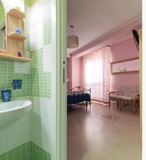 اتاق استاندارد با بالکن و چشم‌انداز دریا, B&b Sunshine