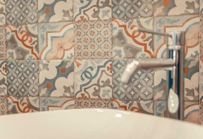 سوییت جونیور با بالکن, A Coffa Rooms