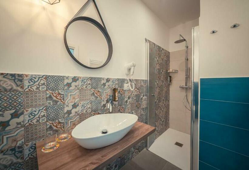 سوییت جونیور با بالکن, A Coffa Rooms