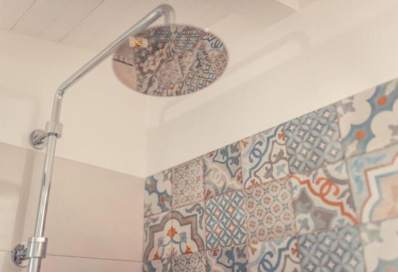 اتاق استاندارد سه نفره, A Coffa Rooms