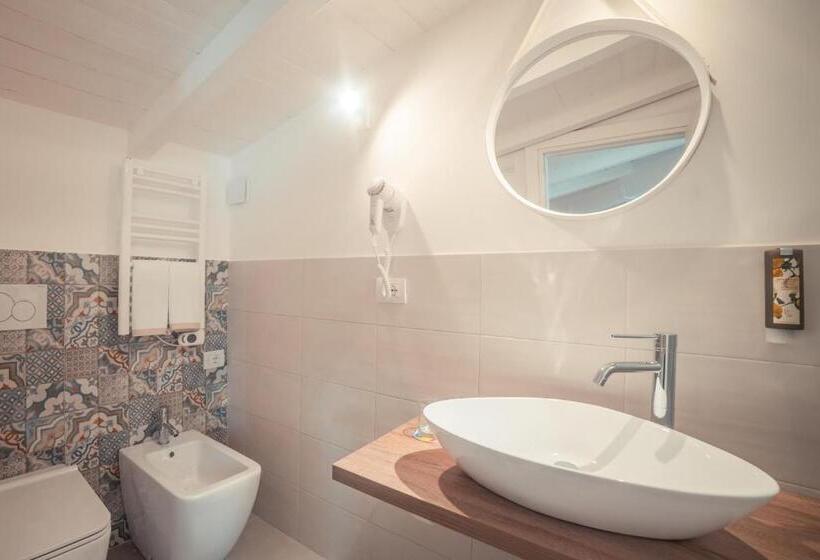 اتاق استاندارد سه نفره, A Coffa Rooms