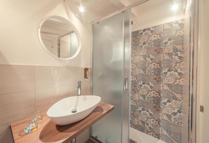 اتاق استاندارد سه نفره, A Coffa Rooms