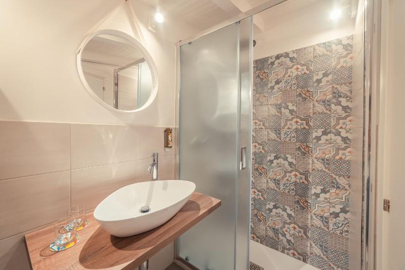 اتاق استاندارد سه نفره, A Coffa Rooms