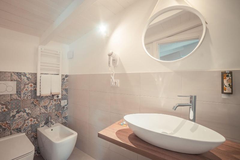 اتاق استاندارد سه نفره, A Coffa Rooms