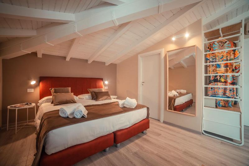 اتاق استاندارد سه نفره, A Coffa Rooms