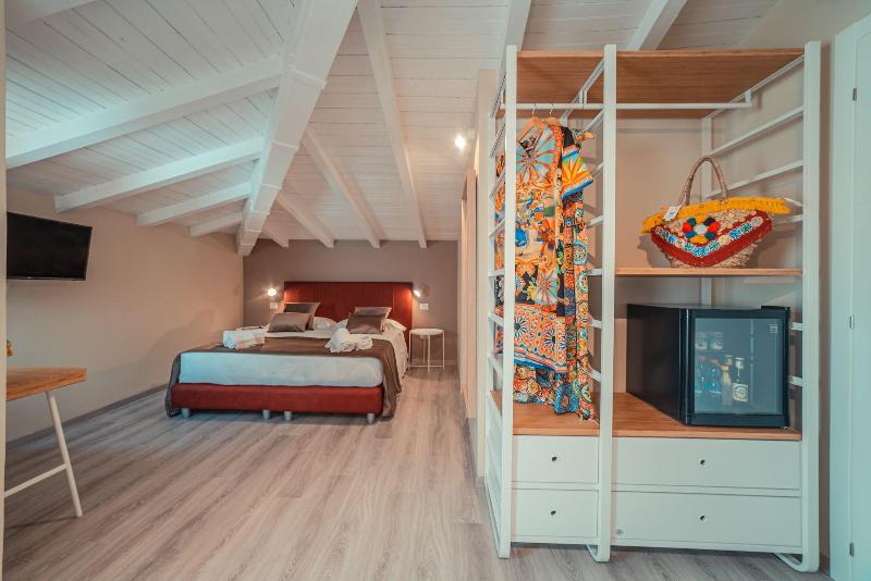 اتاق استاندارد سه نفره, A Coffa Rooms