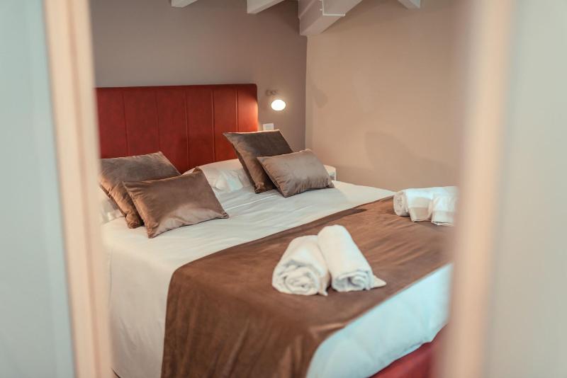 اتاق استاندارد سه نفره, A Coffa Rooms
