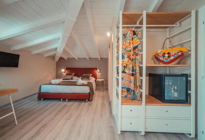 اتاق استاندارد سه نفره, A Coffa Rooms