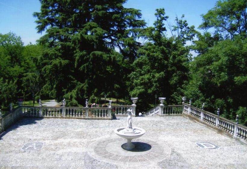 سوئیت جونیور با چشم‌انداز باغ, Charme Of Villa Capannina
