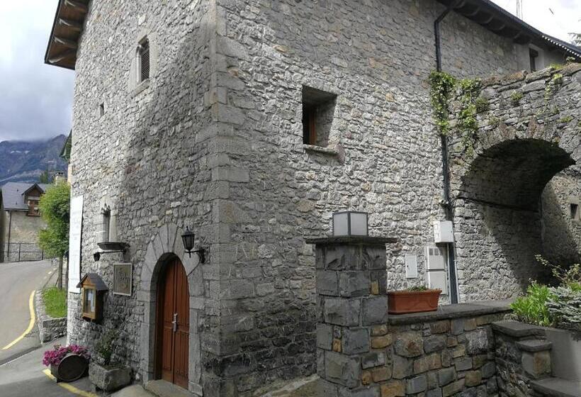 جناح جونيور, Abadia Del Pirineo