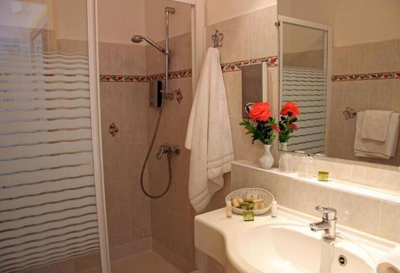 اتاق استاندارد سه نفره, Logis Hôtel Restaurant Grand Hôtel De Lyon