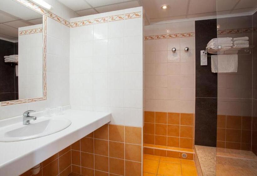 اتاق استاندارد سه نفره, Hôtel Restaurant Plaisance Piscine Couverte Et Chauffée  Proche Sarlat