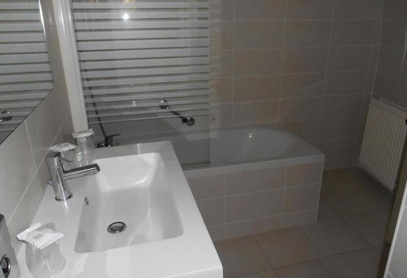 اتاق استاندارد سه نفره, Hôtel Restaurant Plaisance Piscine Couverte Et Chauffée  Proche Sarlat