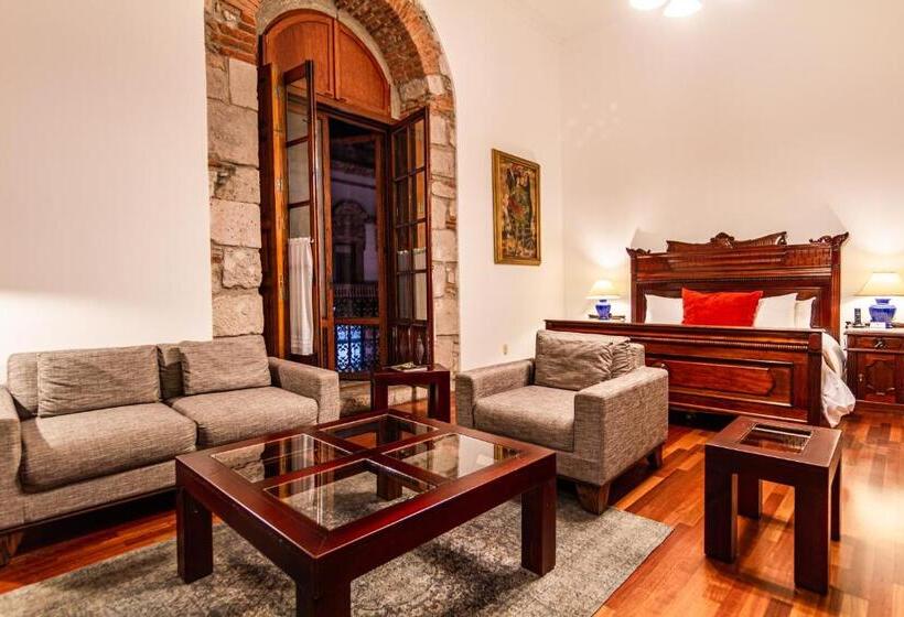 Deluxe Suite, Los Juaninos