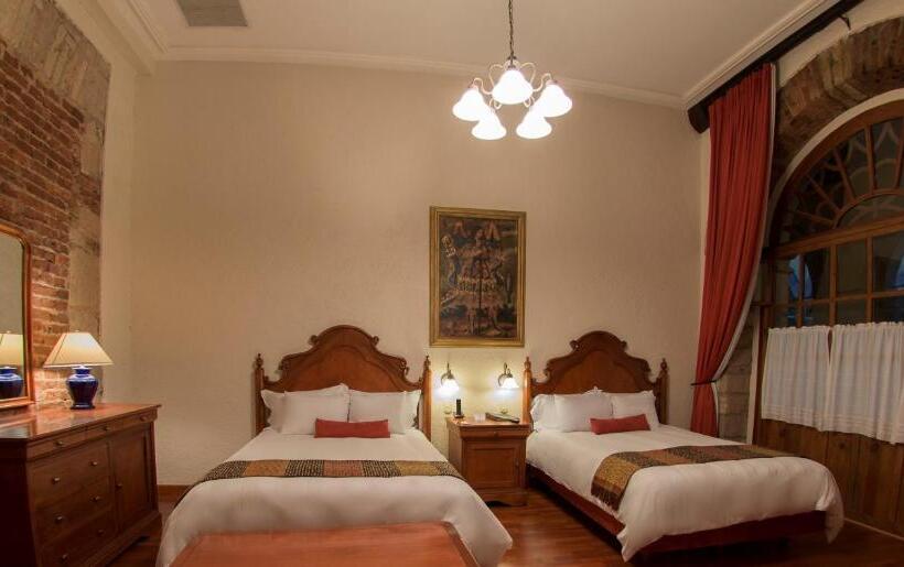 Superior Room, Los Juaninos