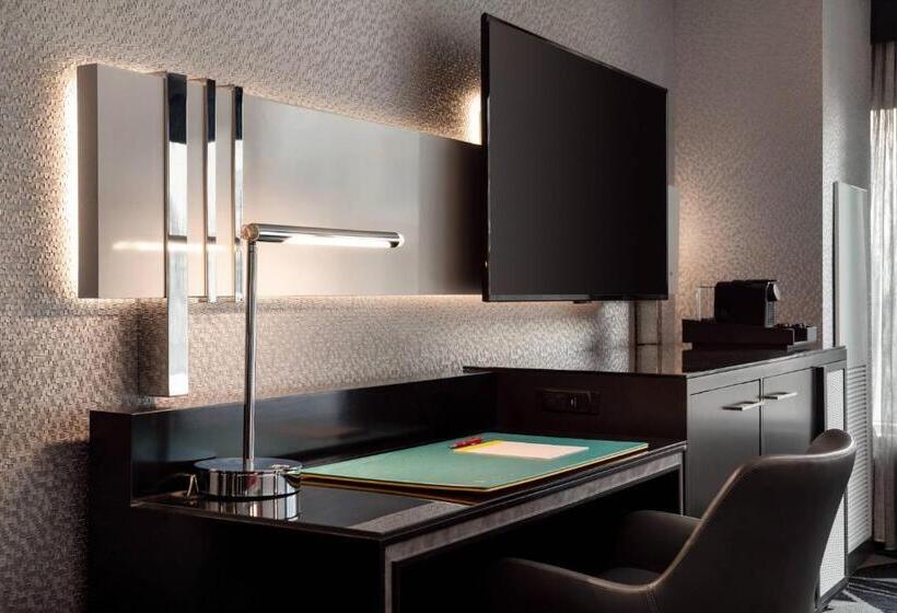 اتاق استاندارد برای معلولان, The Clancy Autograph Collection