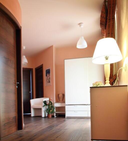 اتاق لوکس با بالکن, B&b Villa Il Sughero