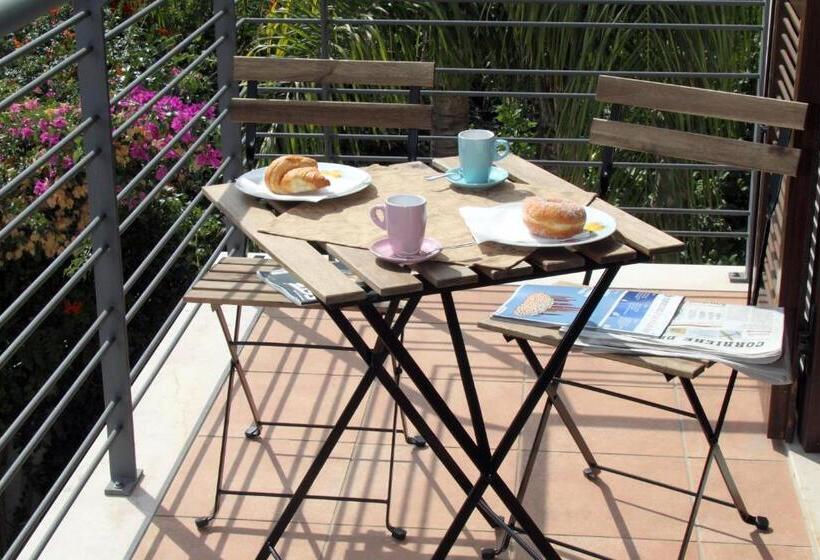 اتاق لوکس با بالکن, B&b Villa Il Sughero