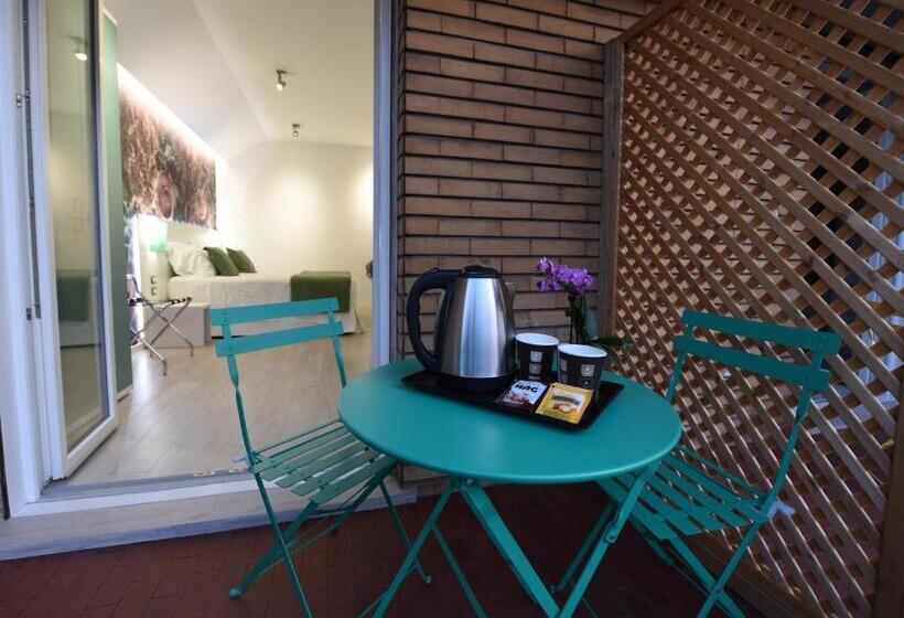 اتاق لوکس با بالکن, Duca S House