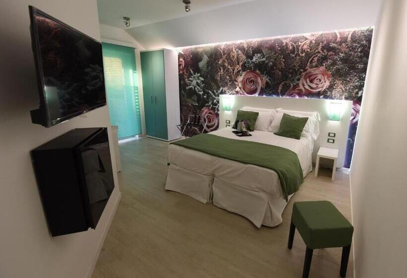 اتاق لوکس با بالکن, Duca S House