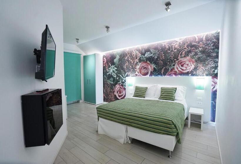اتاق لوکس با بالکن, Duca S House