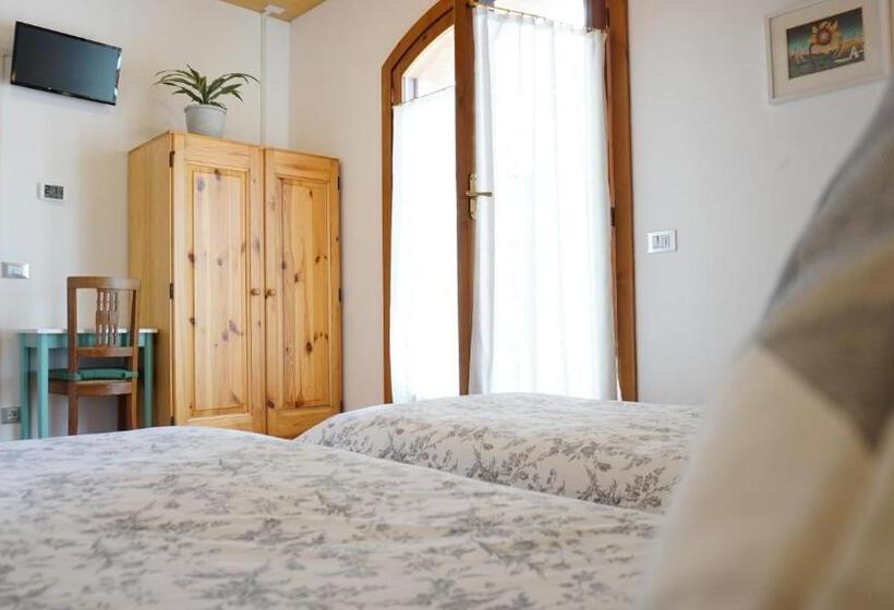 Standard room with outdoor bath, La Pecora Nera Bed & Breakfast Belluno