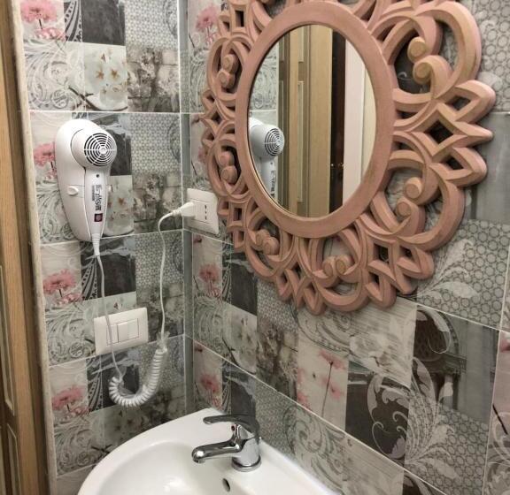 اتاق لوکس سه تخته, B&b La Reggia